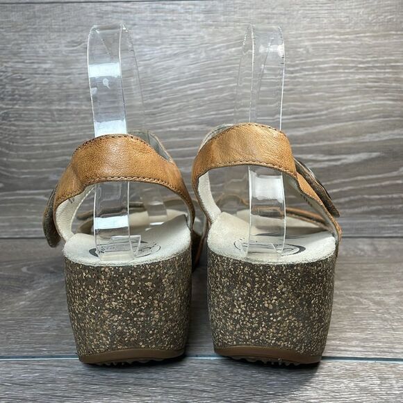Abeo Una  Tan Leather Women’s Sz 9N Alt Closure Circle Medallion Wedge Sandals - Picture 4 of 13